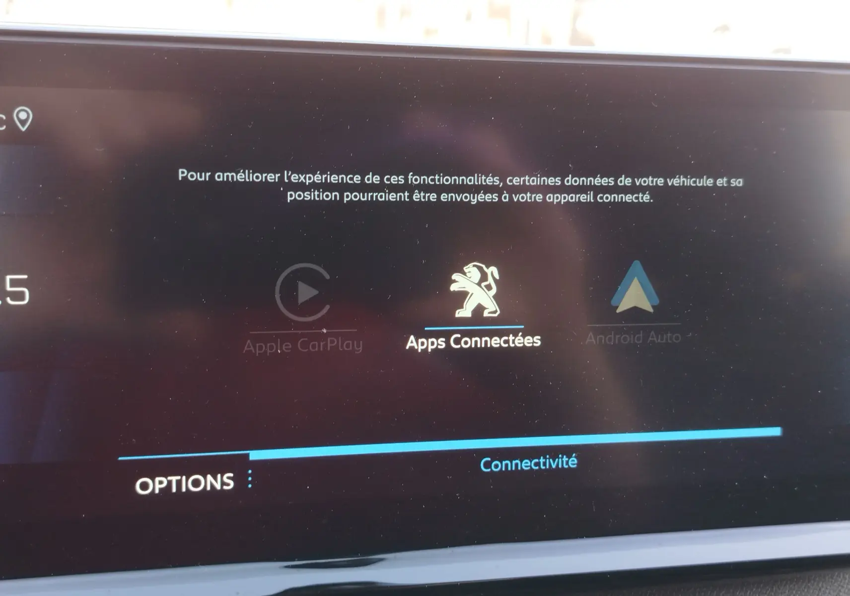 Écran tactile intérieur du Peugeot 3008 2023 affichant les options de connectivité avec Apps Connectées en surbrillance.