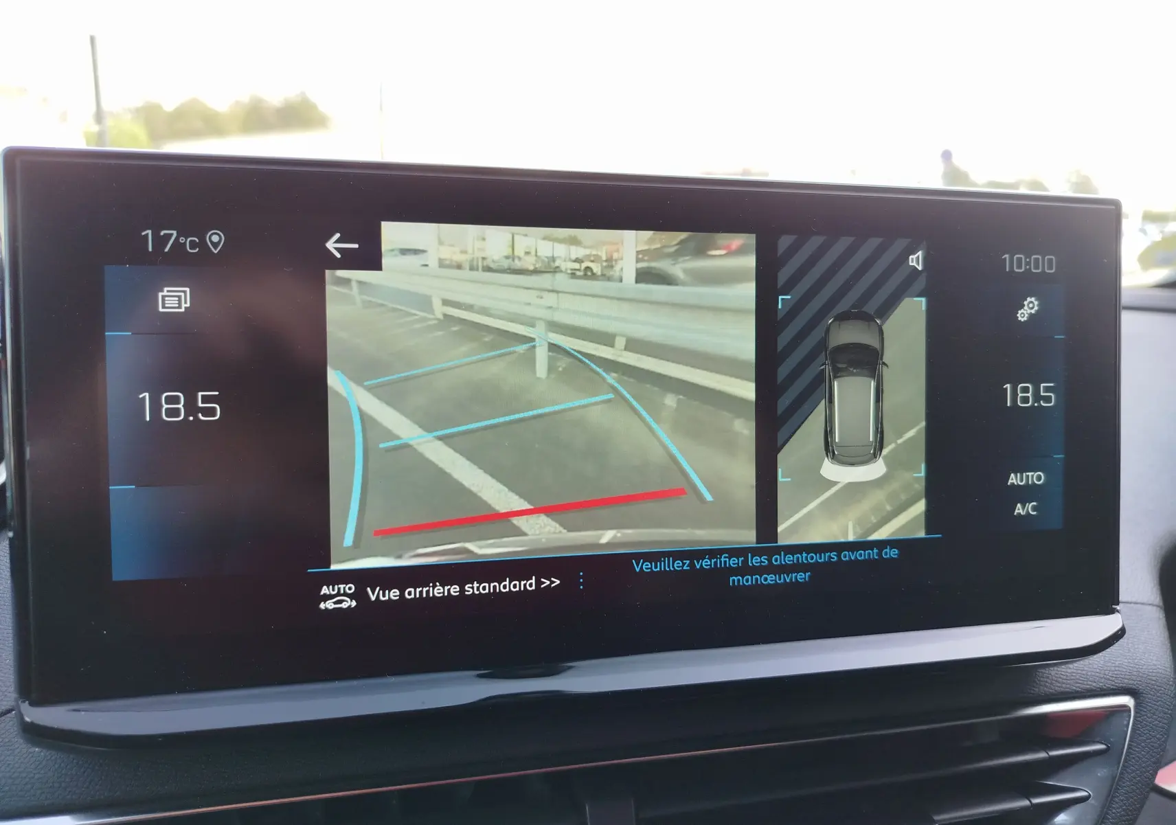 Écran multimédia du Peugeot 3008 2023 affichant la caméra de recul avec guidage de trajectoire en bleu et rouge.