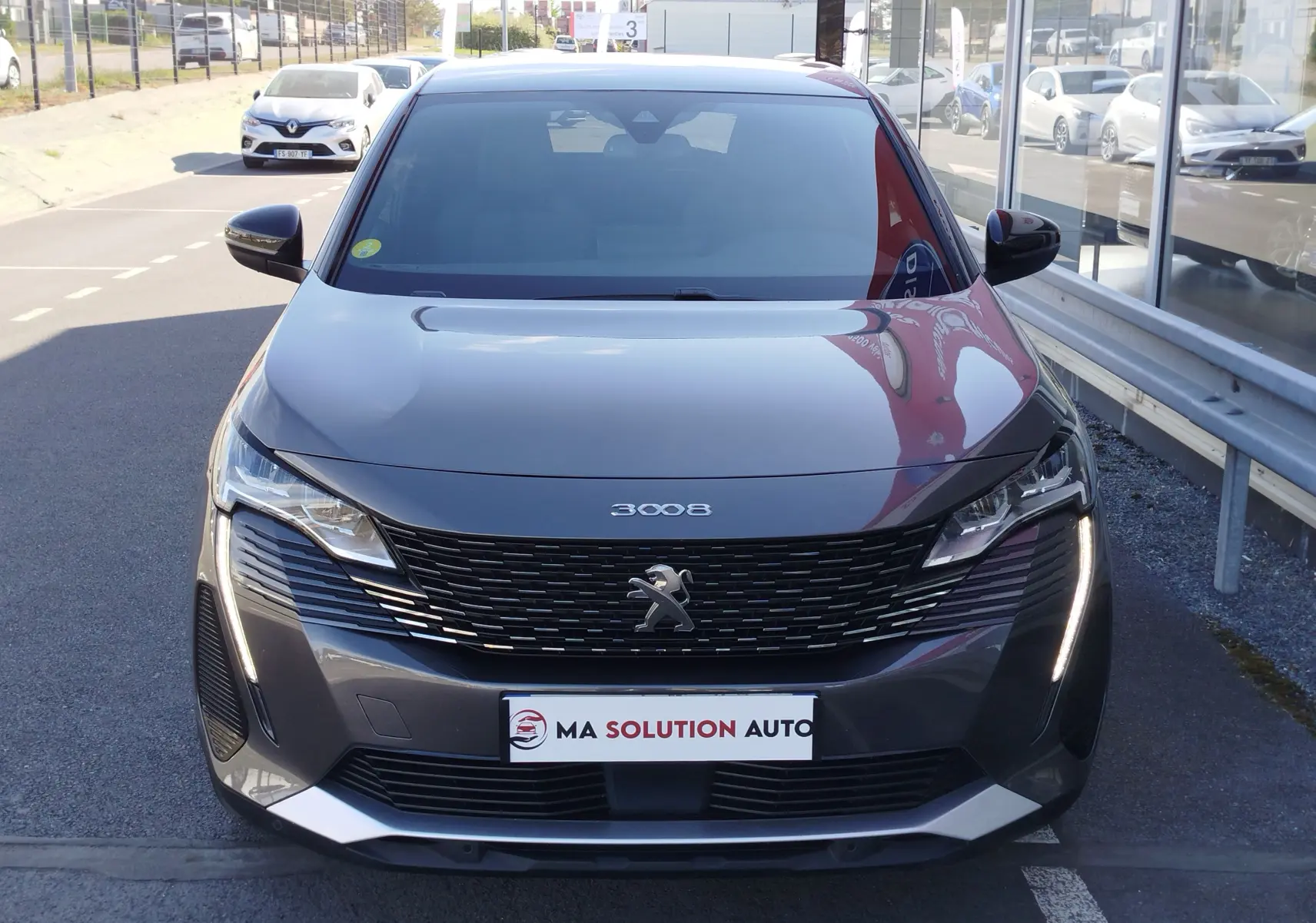 Vue avant d’un Peugeot 3008 gris Platinium 2023 avec calandre noire et feux LED verticaux allumés.