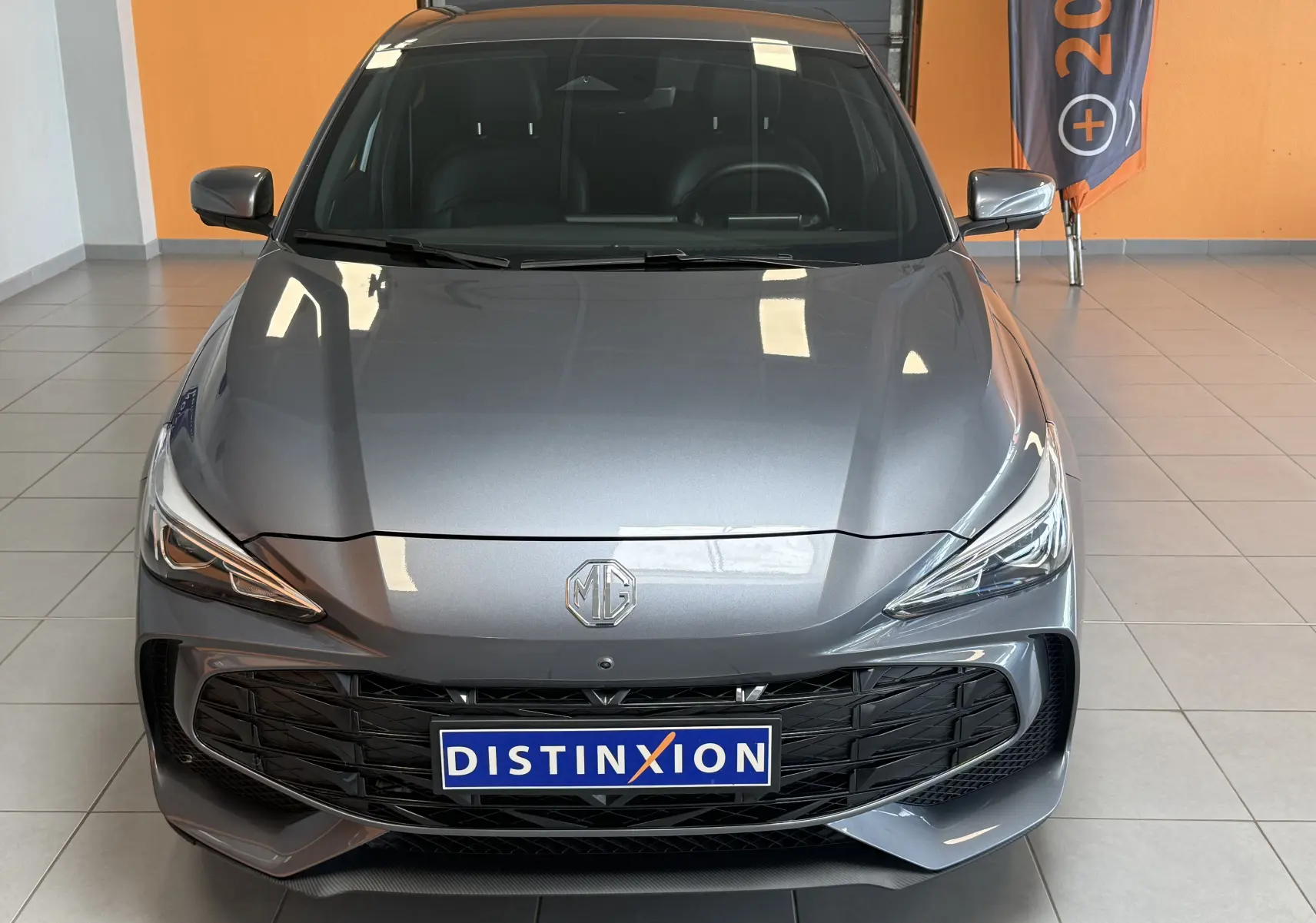 Vue avant d'une MG3 1.5 L Hybrid+ Luxury en gris Hampstead, mettant en valeur sa calandre noire et ses phares LED fins.
