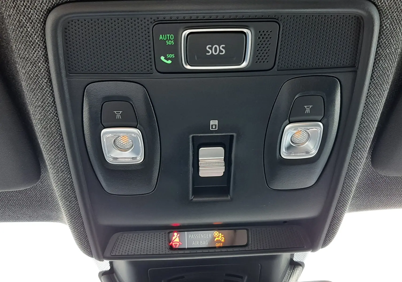 Vue en contre-plongée du panneau de commande intérieur noir avec bouton SOS et éclairages de lecture du Renault Symbioz gris Rafale.