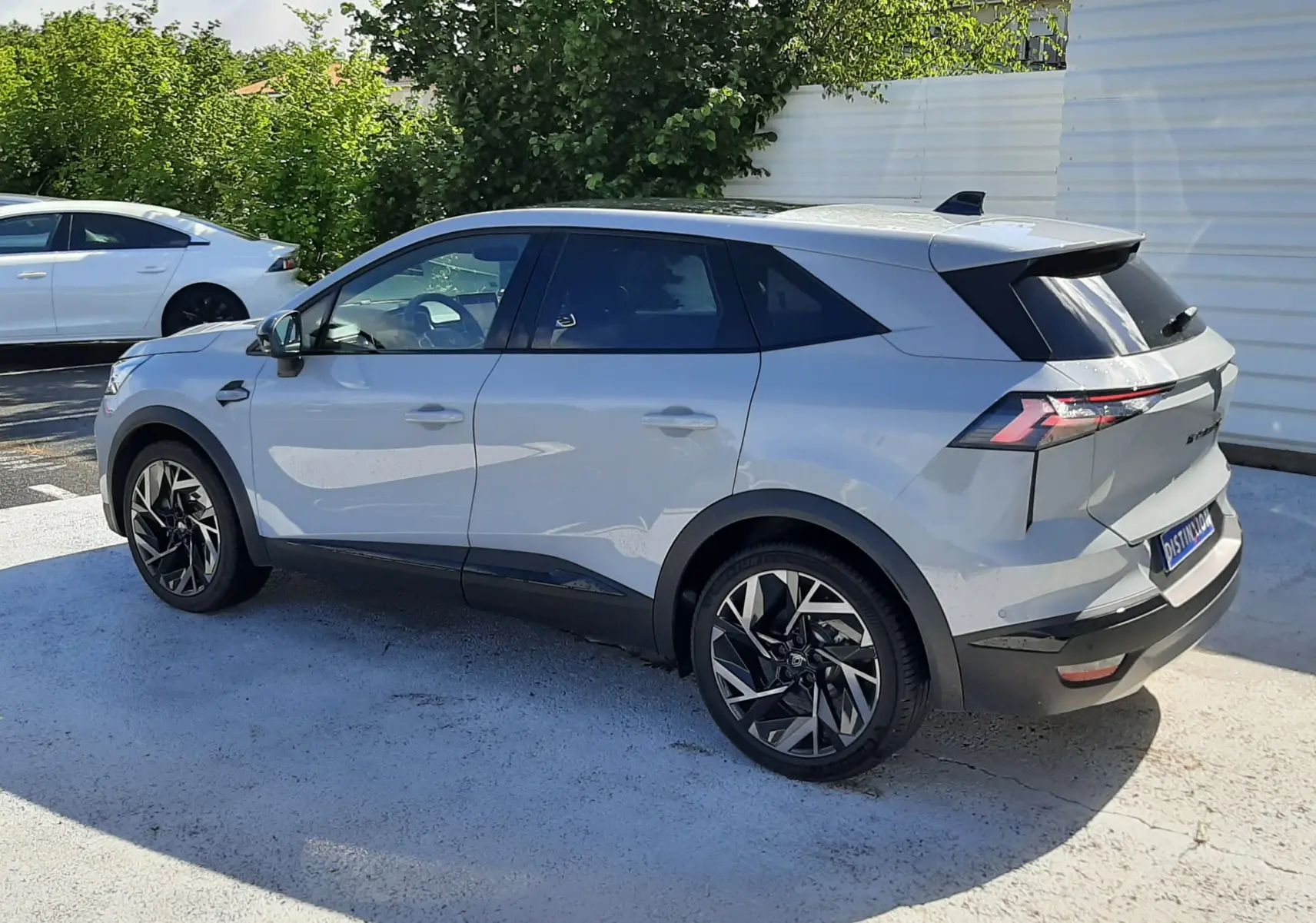 Renault Symbioz E-Tech Full Hybrid gris Rafale, vue 3/4 arrière droit, jantes noires et toit noir contrasté.