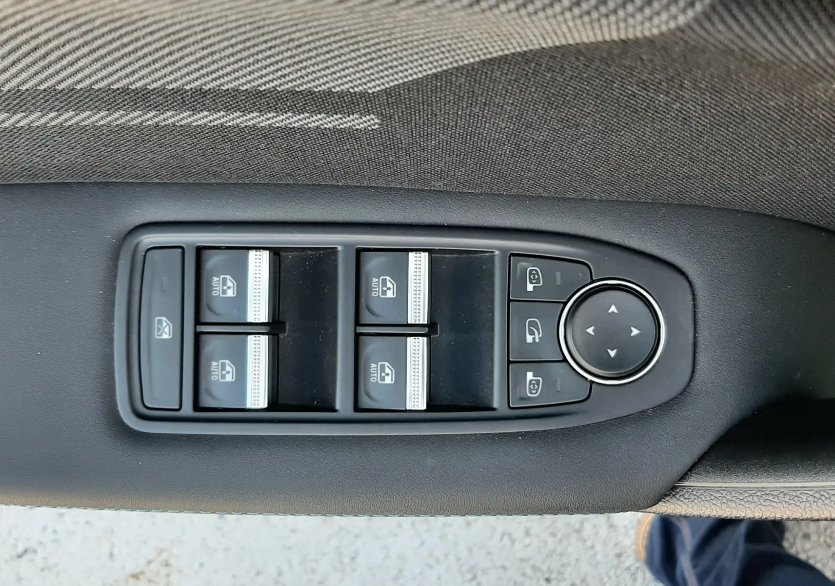 Panneau de commandes des vitres et rétroviseurs côté gauche intérieur de la Renault Symbioz gris Rafale 2025.