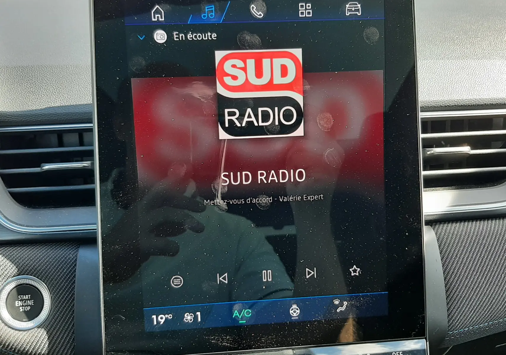 Écran tactile central de la Renault Symbioz E-Tech Full Hybrid 2025, affichant la radio Sud Radio, avec tableau de bord noir.