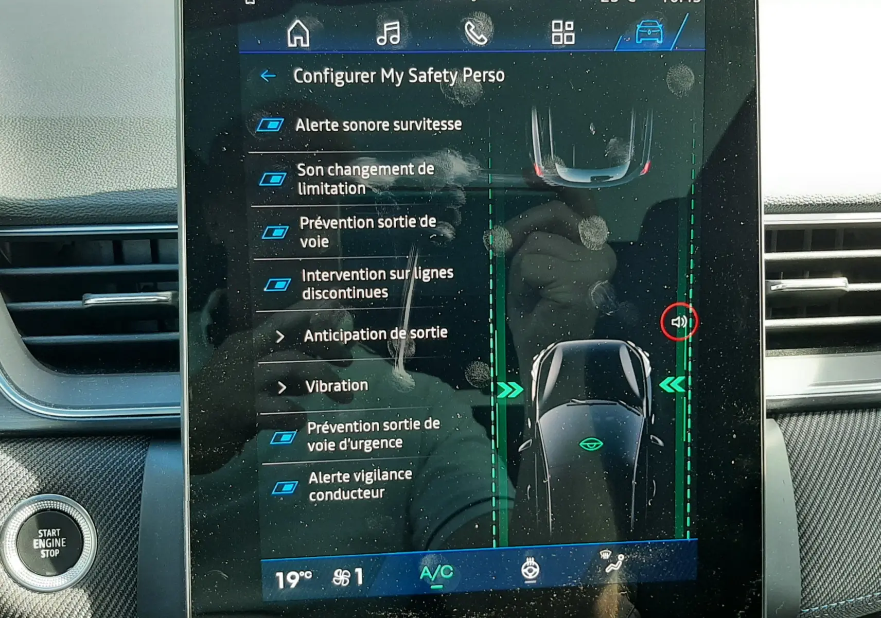 Vue rapprochée de l'écran tactile central du Renault Symbioz E-Tech Full Hybrid 145 Esprit Alpine, affichant les options d'aide à la conduite.