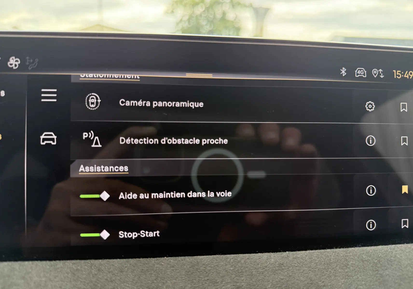 Écran tactile intérieur du DS3 hybride 2025 affichant les options d’assistance à la conduite.