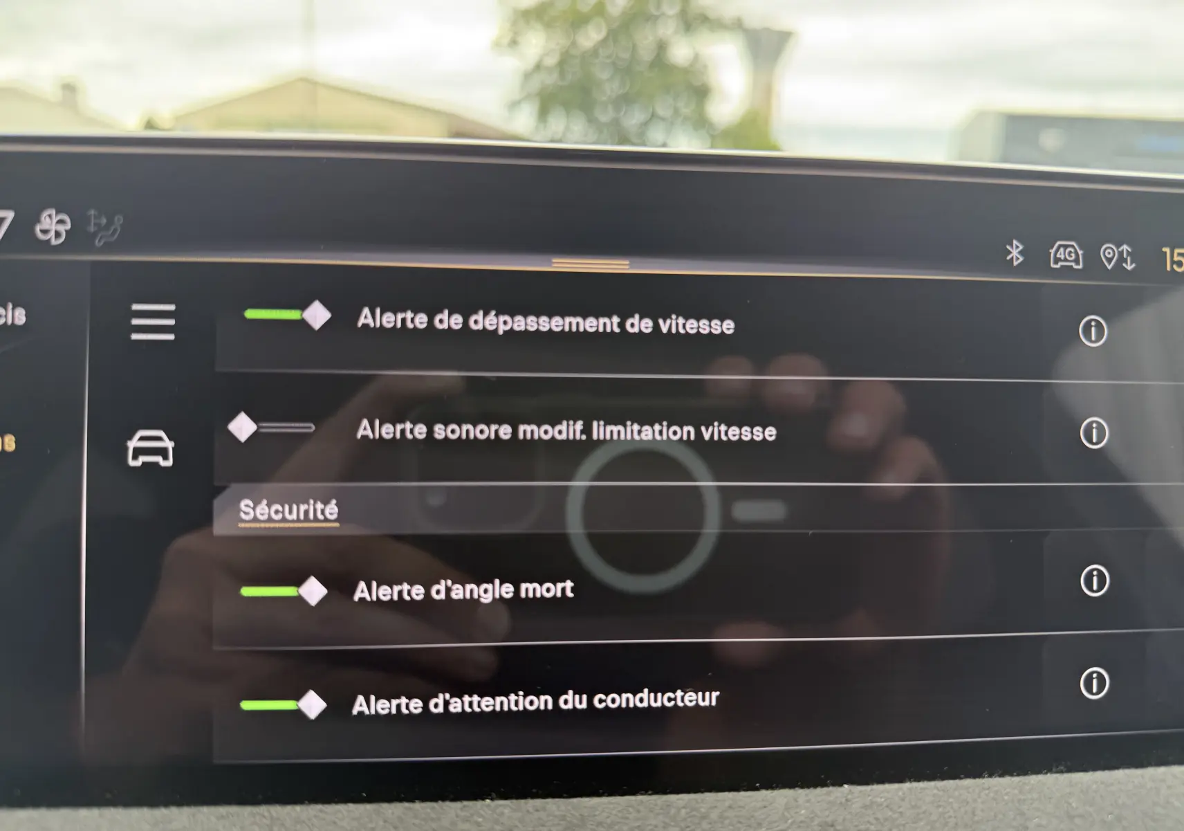 Écran tactile intérieur du DS3 hybride 2025 affichant les alertes de sécurité, avec reflet de la main du photographe.