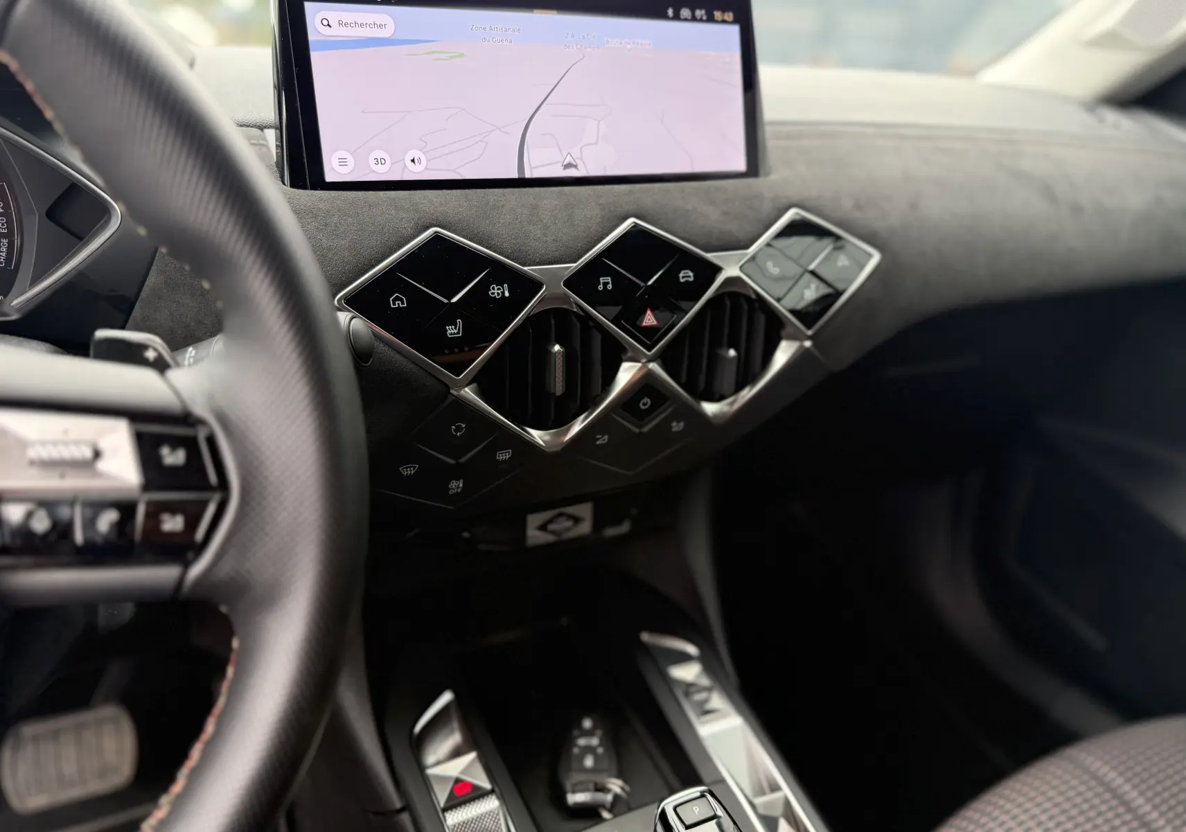 Vue intérieure du tableau de bord du DS3 Hybride 2025, avec commandes tactiles diamantées et écran tactile de navigation.