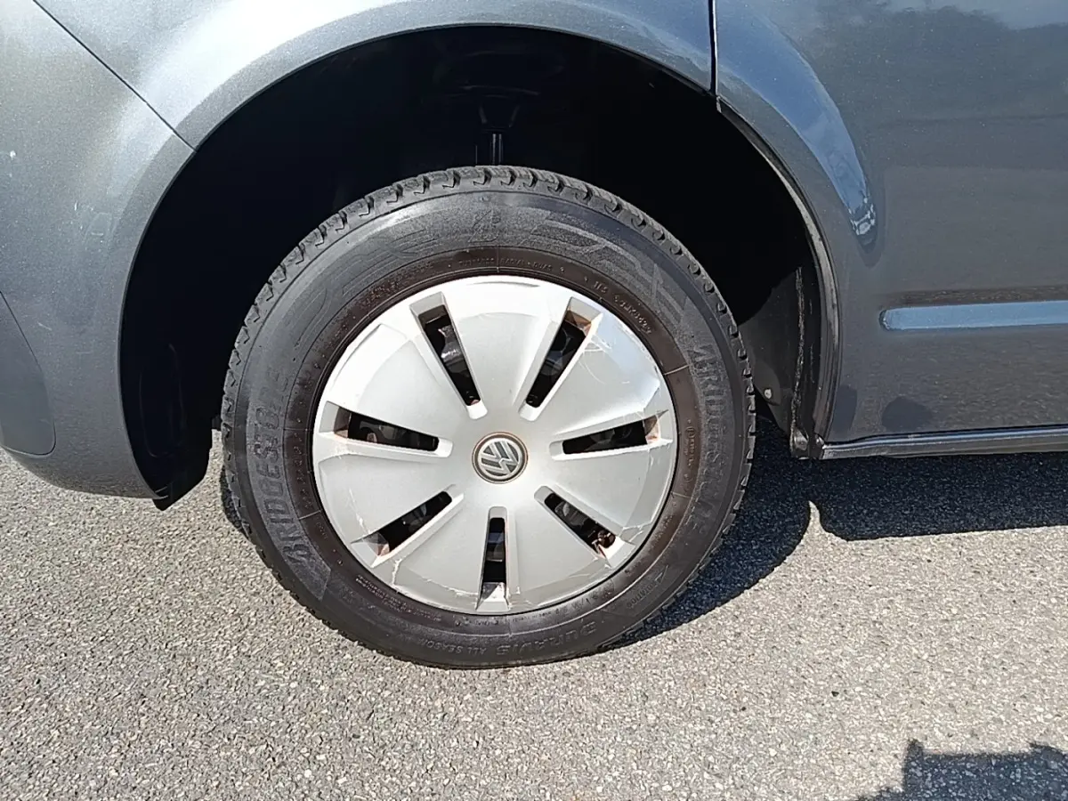 Gros plan sur la roue avant gauche gris foncé d’un Volkswagen Transporter 2.0 TDi 150 DSG7 L2H1 Confort.