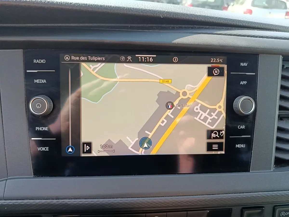 Vue intérieure du tableau de bord du Volkswagen Transporter 2022 avec écran tactile de navigation affichant une carte.