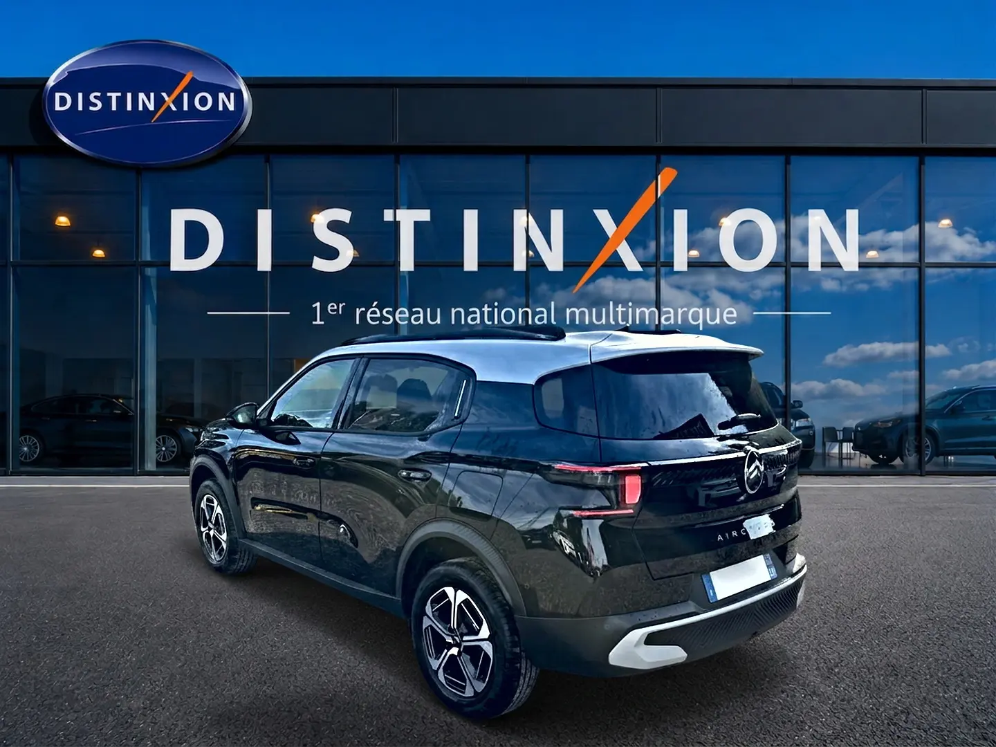 Vue 3/4 arrière droite d'une Citroën C3 Aircross noire 2026 avec jantes alu et vitres arrière teintées.