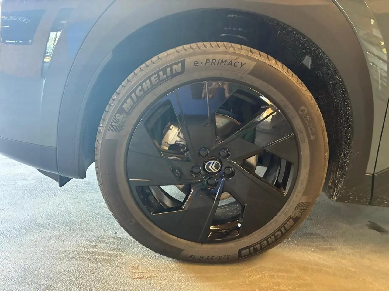 Gros plan sur la roue avant droite du Citroën C5 Aircross 2026 vert avec jante noire et pneu Michelin e-Primacy.