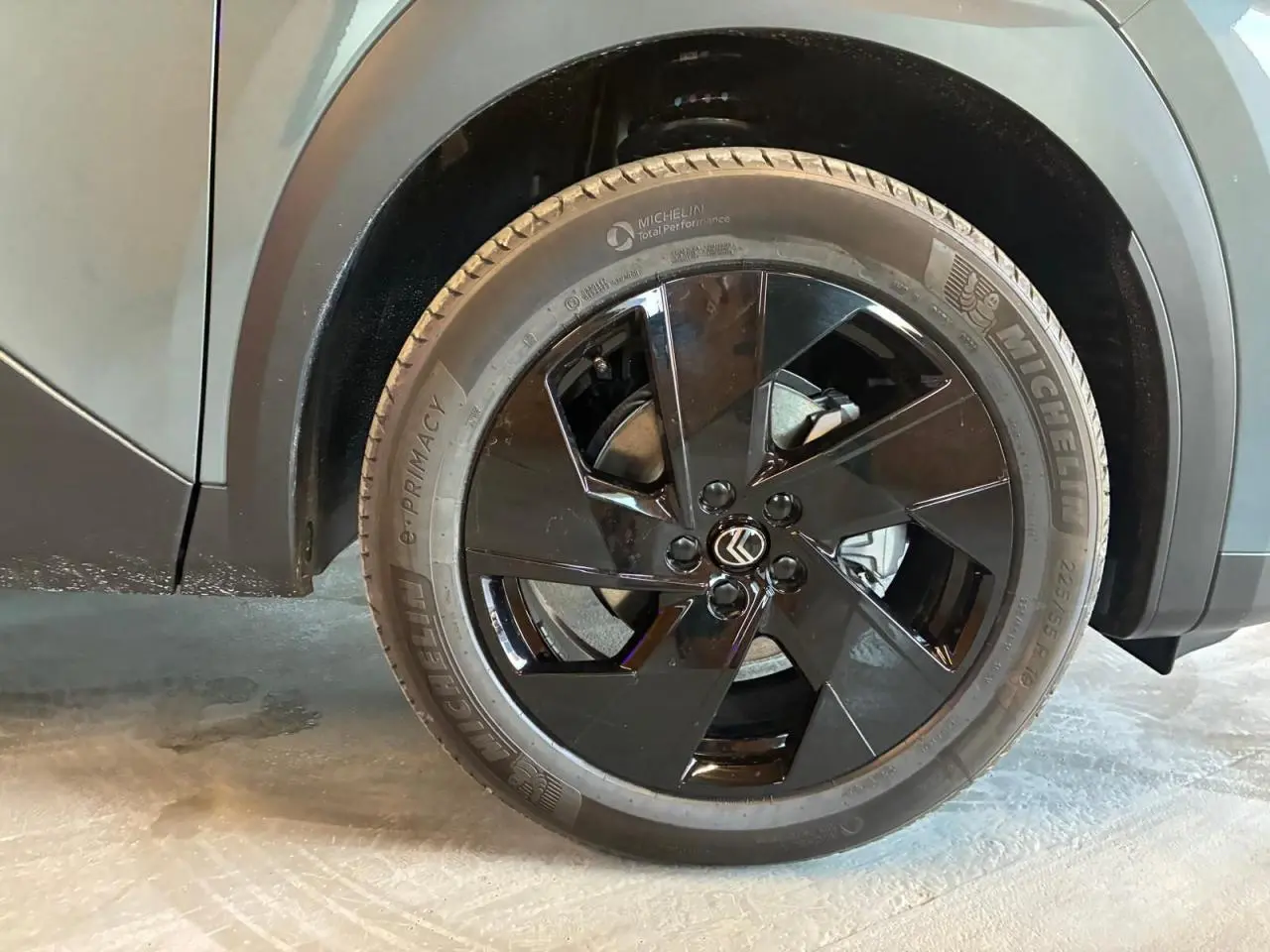 Gros plan sur la roue avant droite noire brillante du Citroën C5 Aircross II vert 2026 avec logo central distinctif.