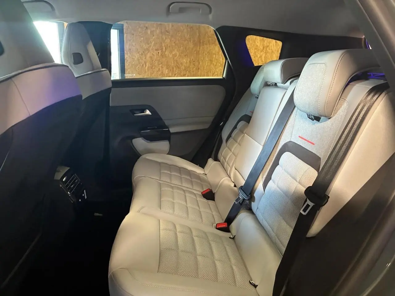 Vue intérieure arrière montrant les sièges en cuir clair du Citroën C5 Aircross II 2026, avec ceinture de sécurité noire.