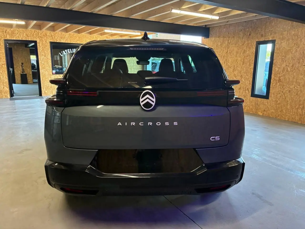 Vue arrière d'un Citroën C5 Aircross 2026 vert, avec logo et nom du modèle bien visibles sur le hayon.