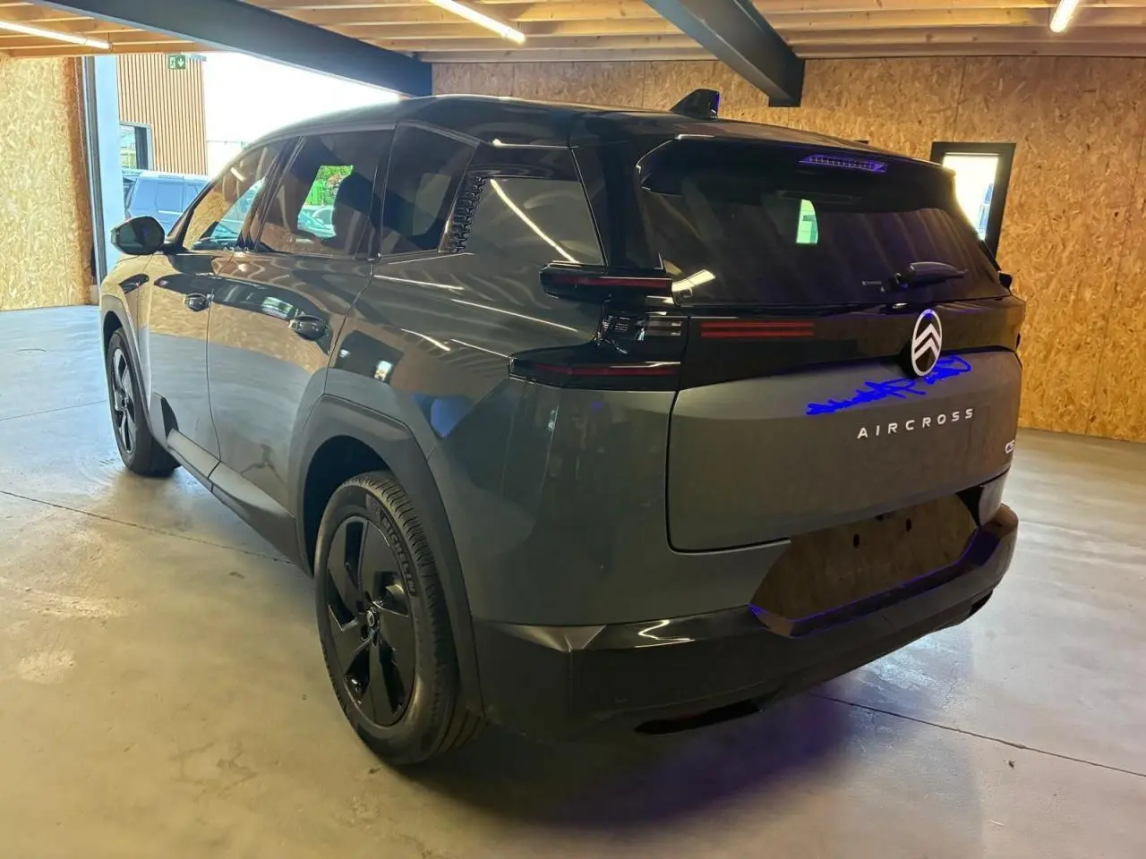 Vue 3/4 arrière droite du Citroën C5 Aircross 2026 vert, avec feux arrière horizontaux et jantes noires.