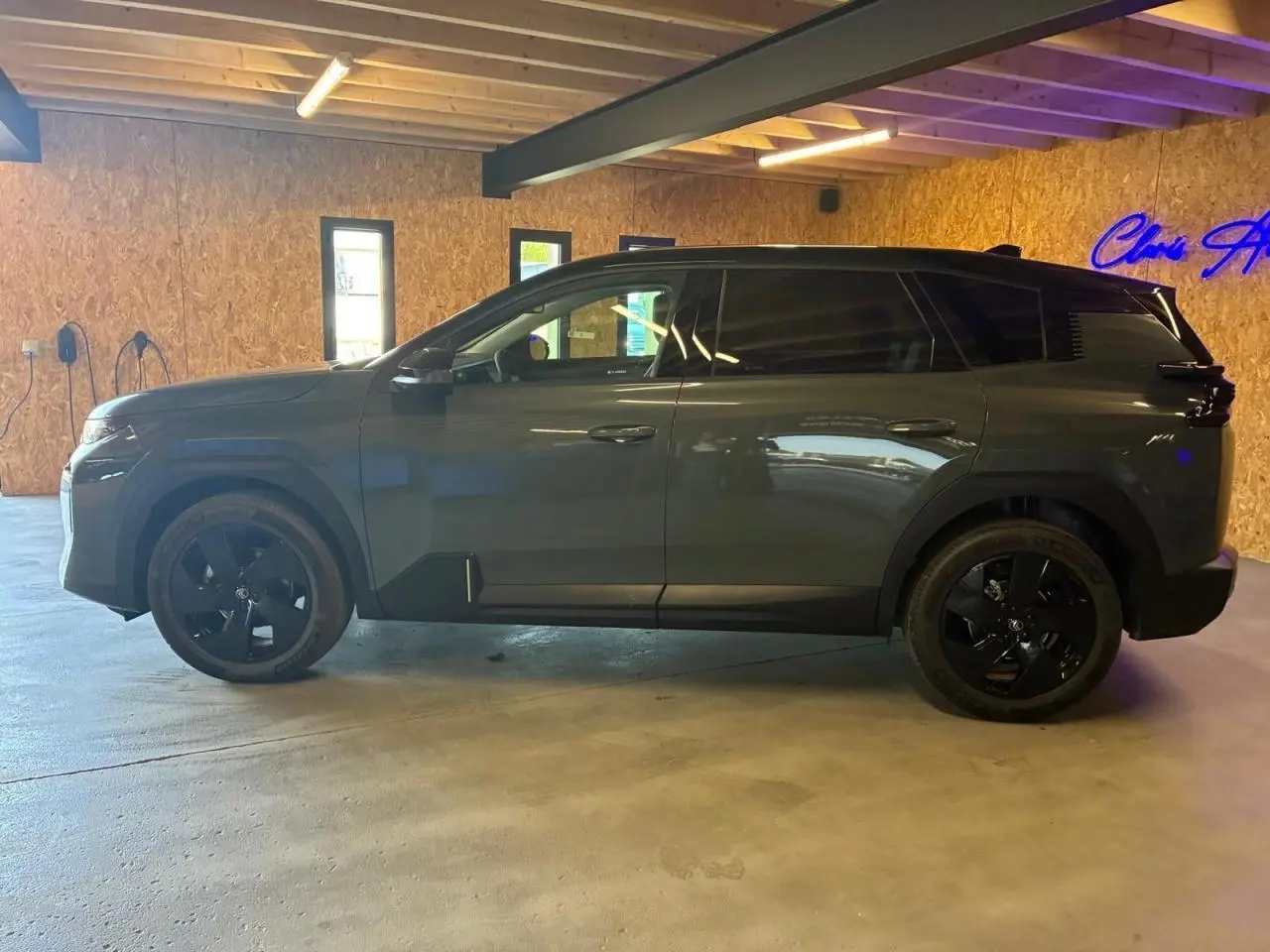 Citroën C5 Aircross 2026 vert vue de profil côté gauche, avec jantes noires et vitres teintées, en intérieur.