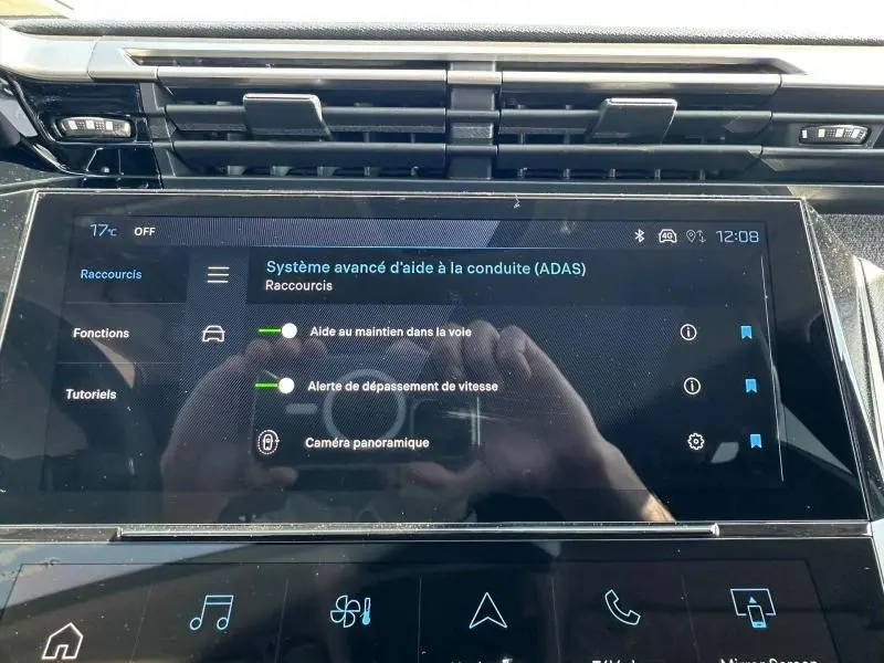Écran tactile central de la Peugeot 308 bleu, affichant les aides à la conduite avancées (ADAS) en intérieur.