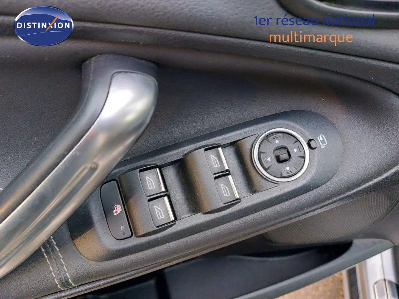 Gros plan sur les commandes des vitres et rétroviseurs sur la portière côté gauche d'un Ford S-MAX gris clair 2012.