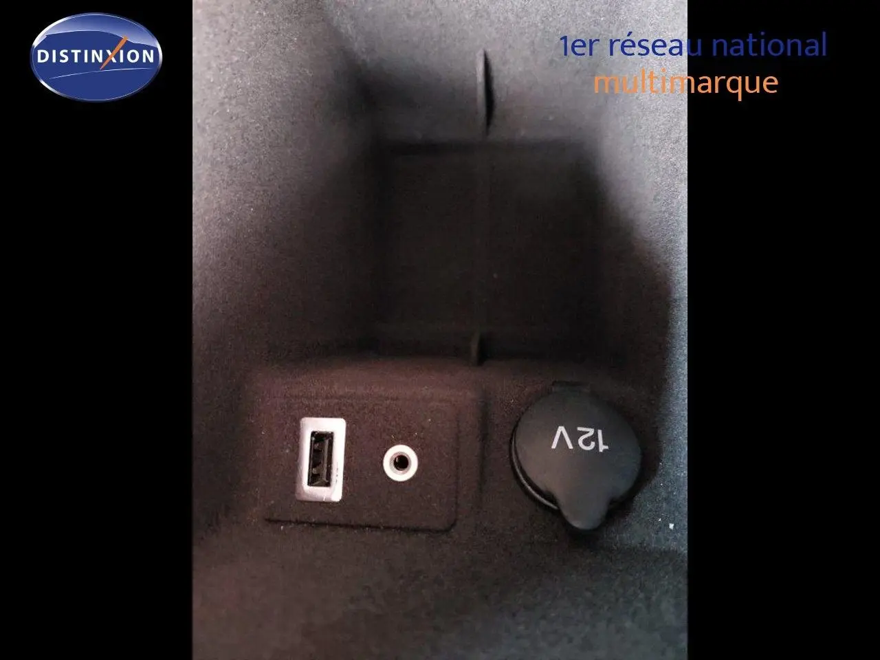 Prise USB, entrée auxiliaire et prise 12V dans l'accoudoir central du Ford S-MAX gris clair métal 2012.