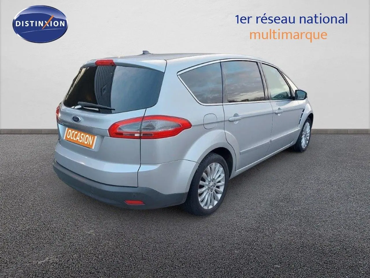 Ford S-MAX gris clair métal vu en 3/4 arrière droit, avec vitres teintées et jantes alliage 17 pouces.