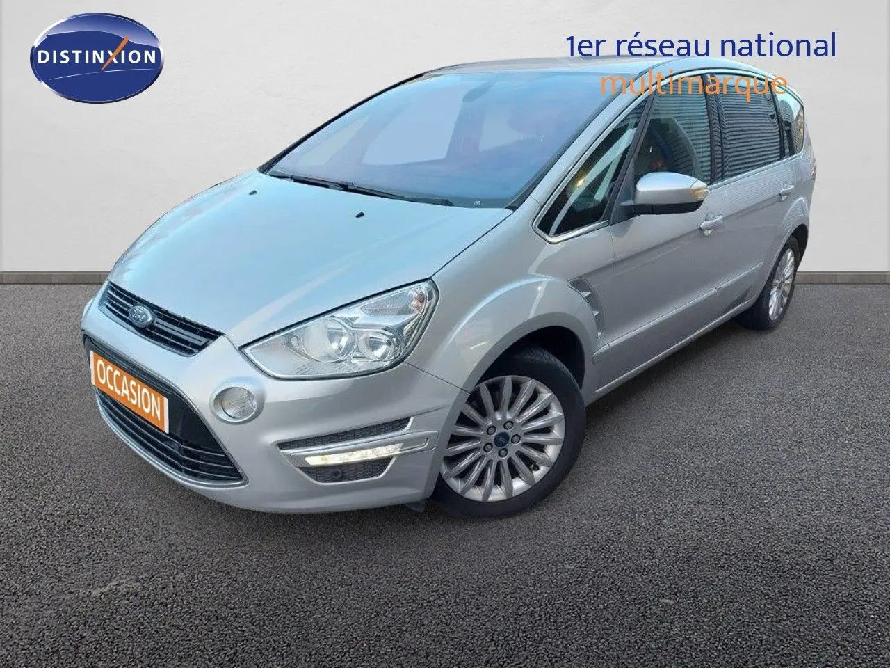 Ford S-MAX gris clair métal vue 3/4 avant droit avec jantes alliage et feux diurnes à LED allumés.