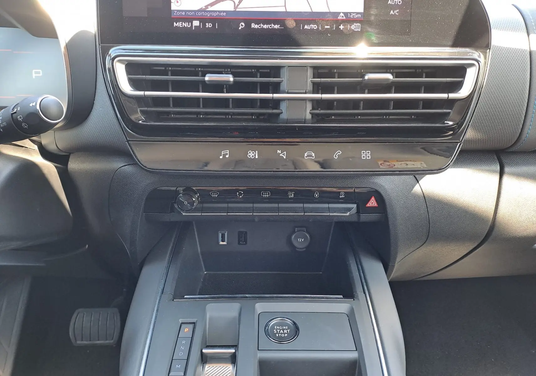 Tableau de bord et console centrale du Citroën C5 Aircross gris, avec écran tactile et commandes tactiles modernes.