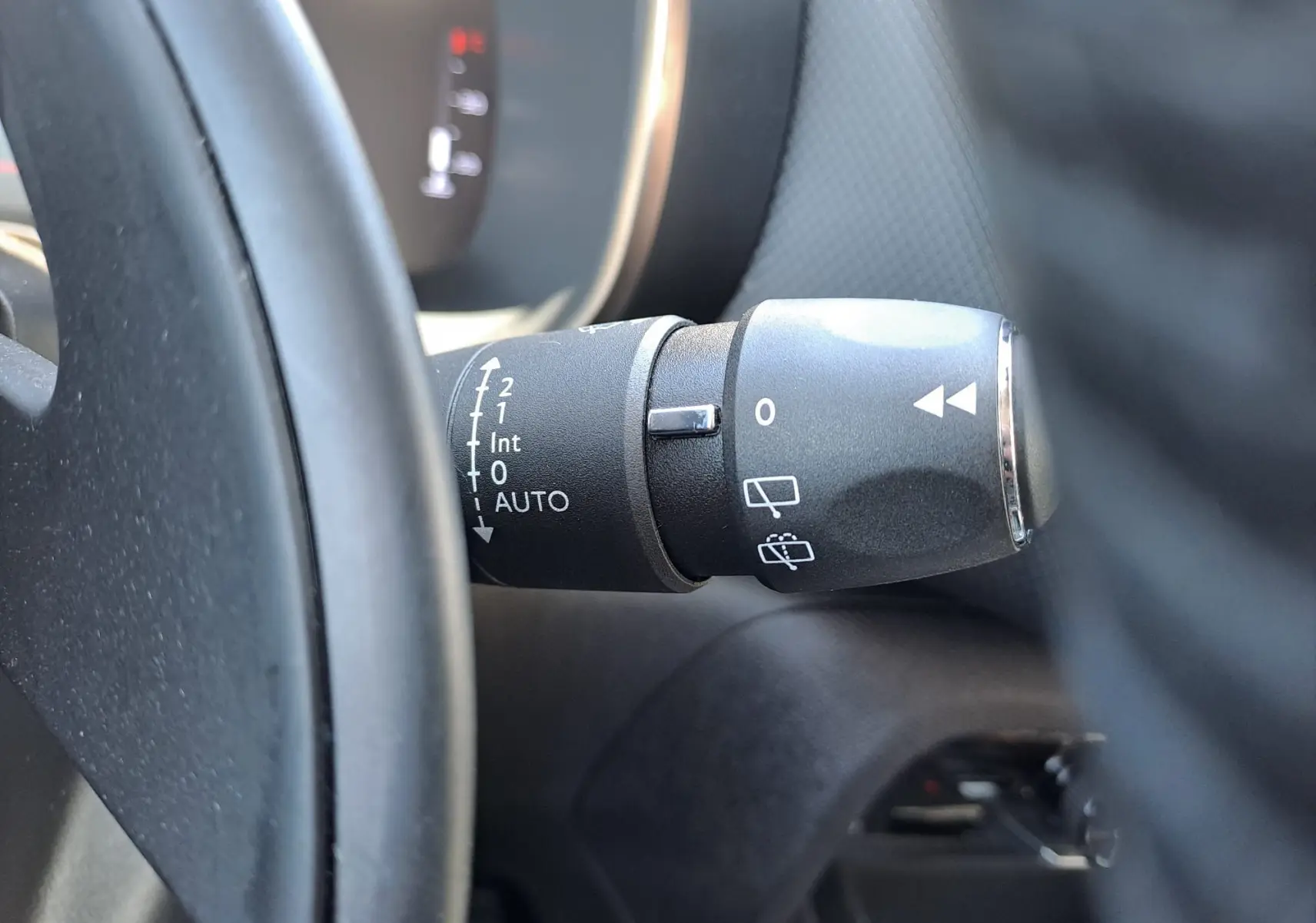 Gros plan sur la commande des essuie-glaces du Citroën C5 Aircross Ph.2 Hybrid 136 e-DCS6 Max, intérieur noir.