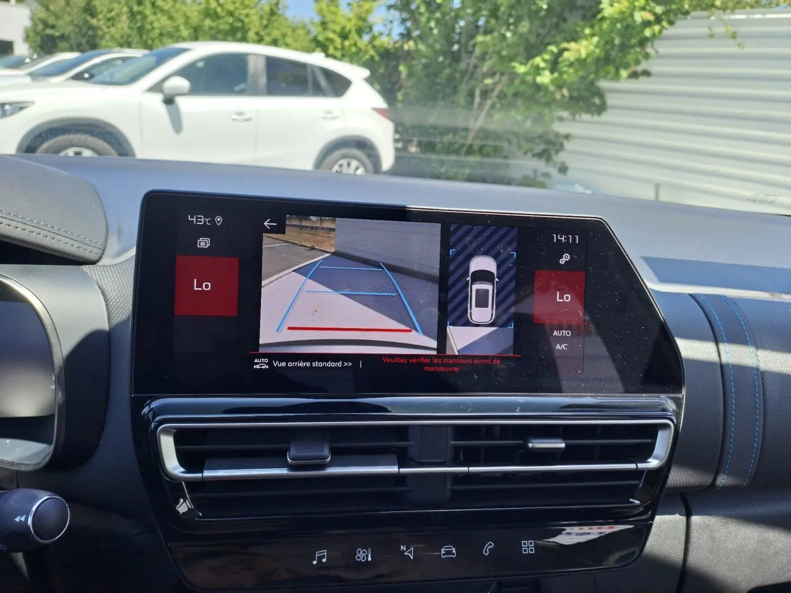 Écran central du tableau de bord du Citroën C5 Aircross gris, affichant la caméra de recul et l'aide au stationnement.