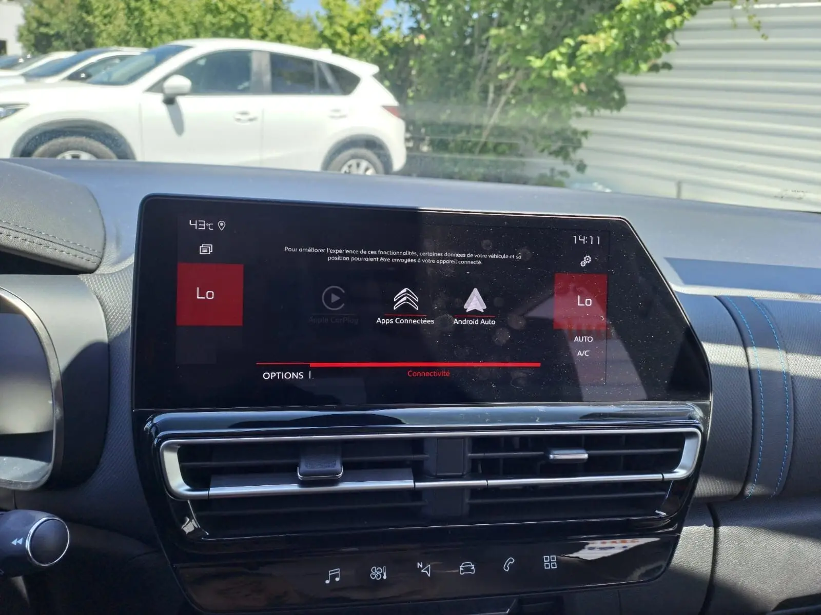 Écran tactile central du tableau de bord du Citroën C5 Aircross gris, affichant les options connectées et la climatisation.