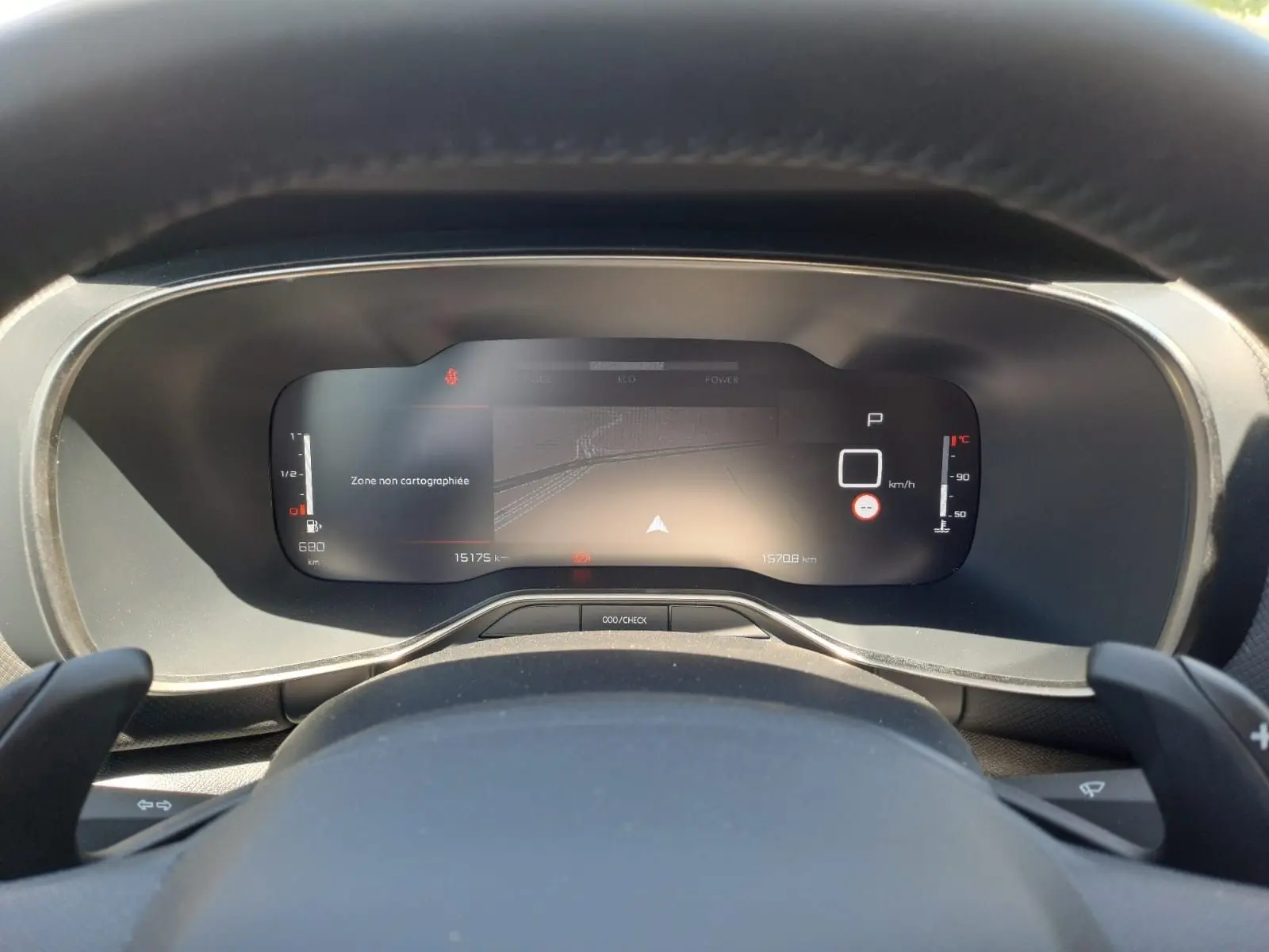 Vue rapprochée du tableau de bord numérique du Citroën C5 Aircross Hybrid 2024 affichant la navigation et les indicateurs.