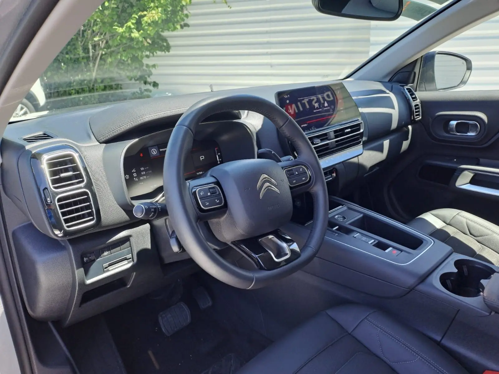 Intérieur noir du Citroën C5 Aircross Ph.2 Hybrid 136 e-DCS6 Max vu côté conducteur, tableau de bord moderne avec écran tactile.