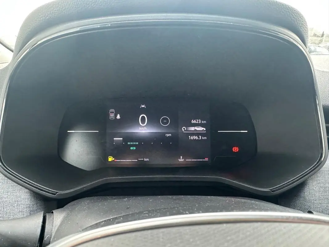 Vue rapprochée du tableau de bord numérique noir de la Renault Clio V dCi 100 Evolution 2025 affichant 6623 km.