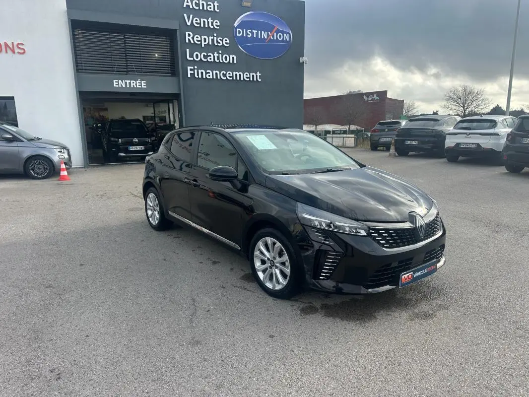 Renault Clio V dCi 100 Evolution noire vue 3/4 avant droit, avec vitres surteintées et calandre moderne.