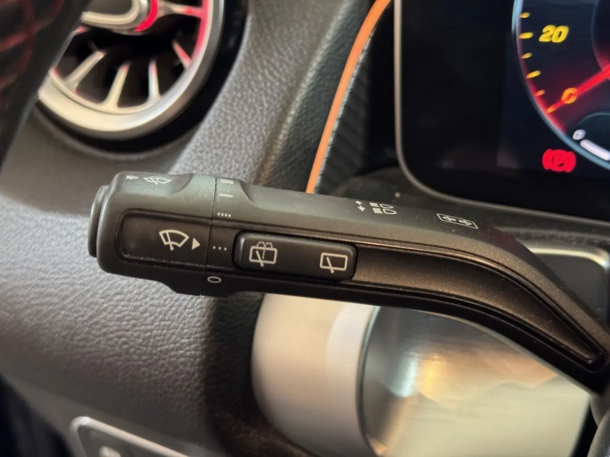 Gros plan sur la commande des essuie-glaces du Mercedes GLB 200 d AMG Line noir, tableau de bord en arrière-plan.