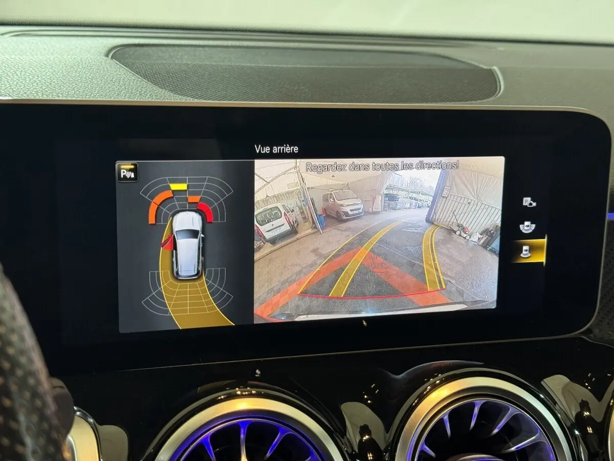 Affichage écran tactile intérieur du Mercedes GLB 200 d AMG Line 2020 montrant la caméra de recul et l'aide au stationnement.