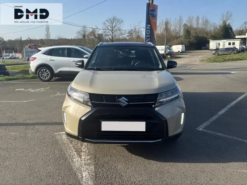 Suzuki Vitara 2026 beige So'Color Savanna Ivory vue de face avec calandre noire et toit noir métal.