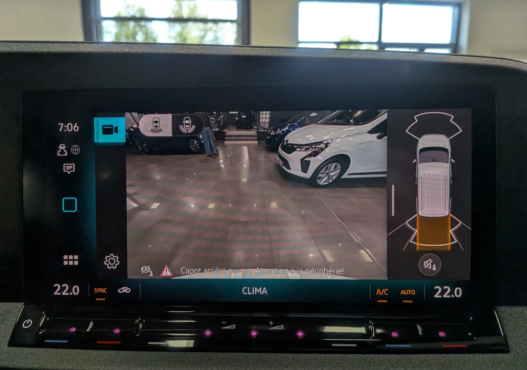 Écran de caméra de recul du Volkswagen Caddy blanc 2025, vue arrière avec alertes de proximité affichées.