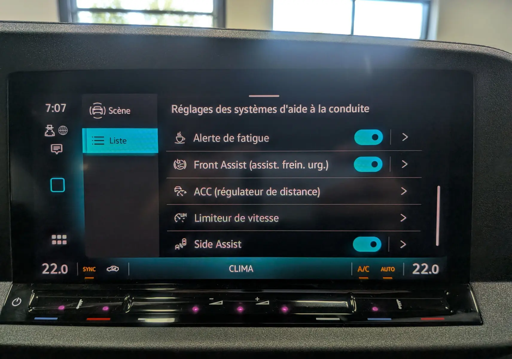 Écran central du Volkswagen Caddy 2025 montrant les réglages d’aides à la conduite avec interface tactile et climatisation.