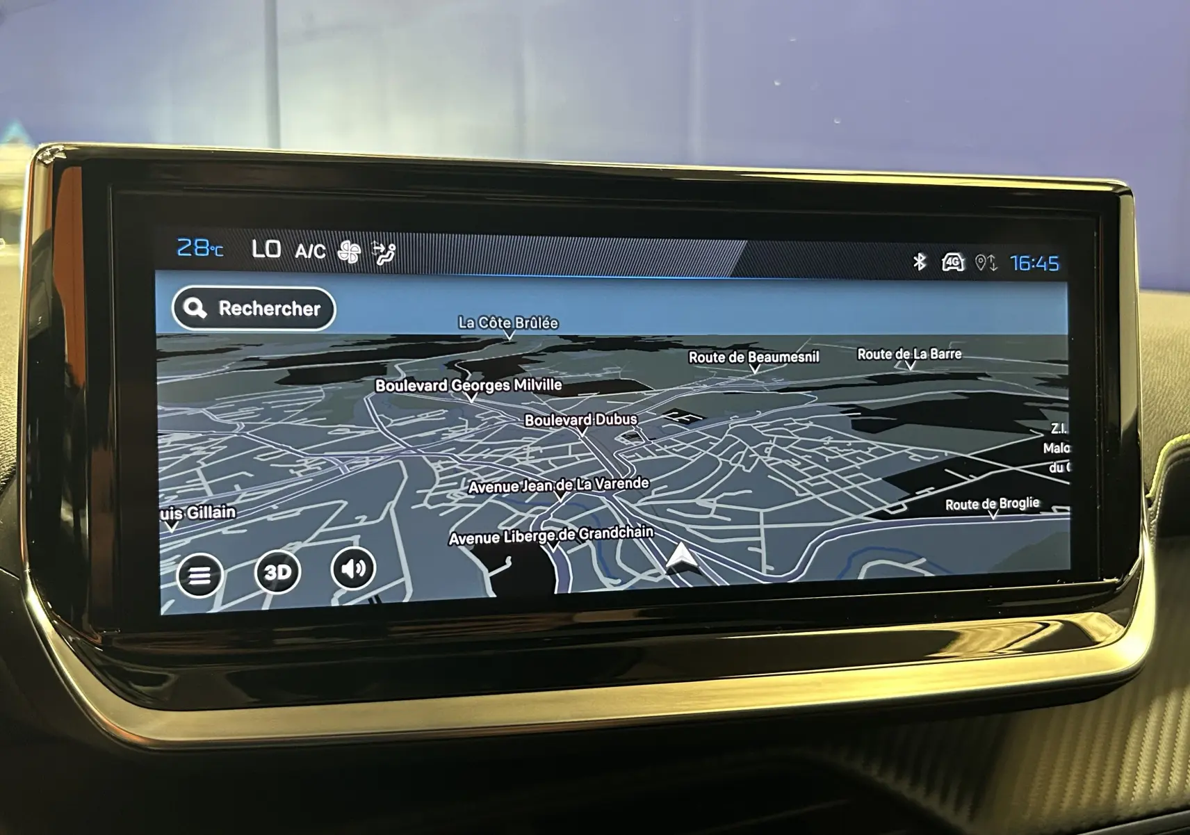 Écran tactile intérieur du GPS de la Peugeot 2008 Hybrid 136 GT affichant une carte en 3D.