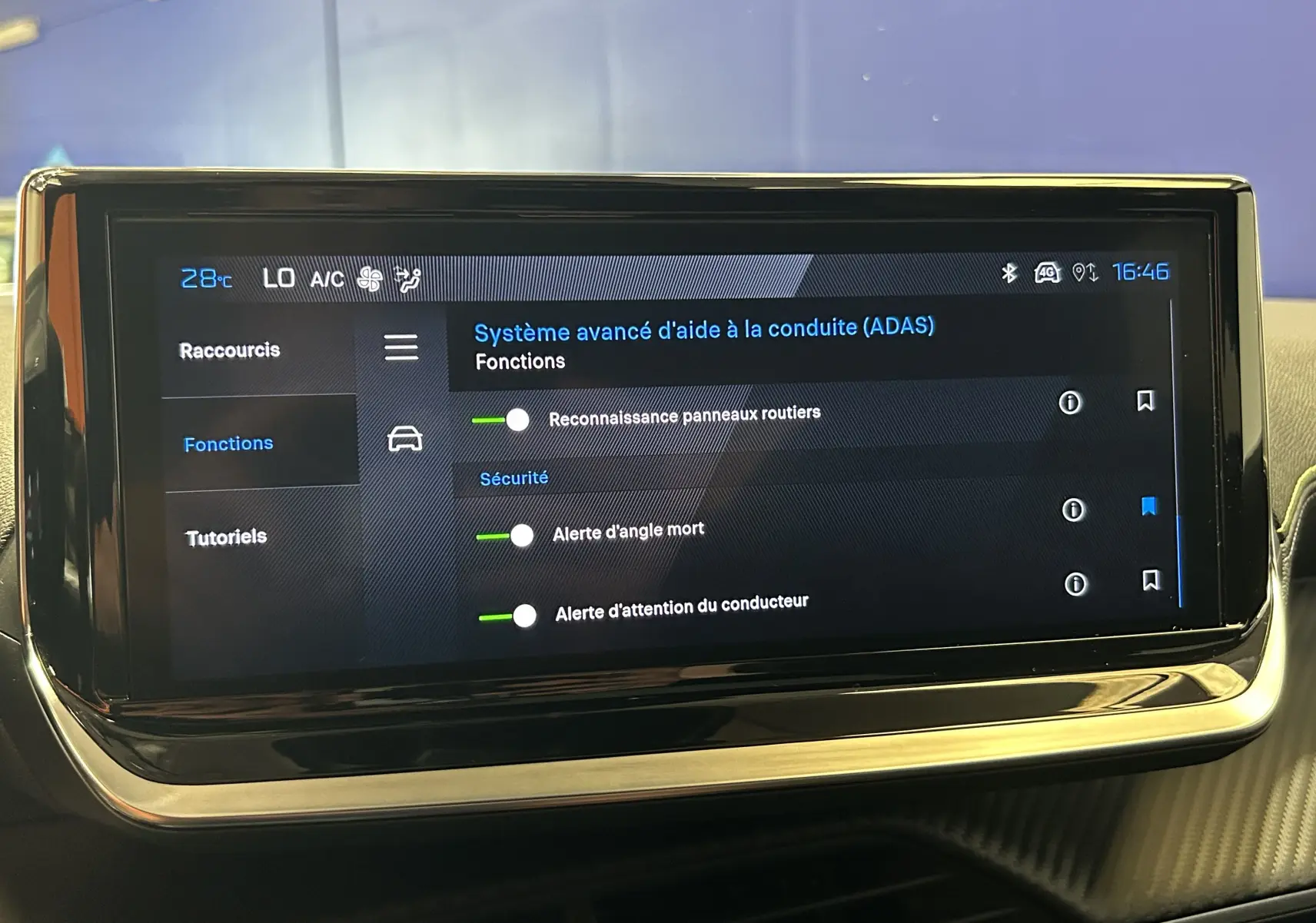 Écran tactile intérieur du Peugeot 2008 Hybrid 136 GT affichant les options d’aide à la conduite, vue frontale.