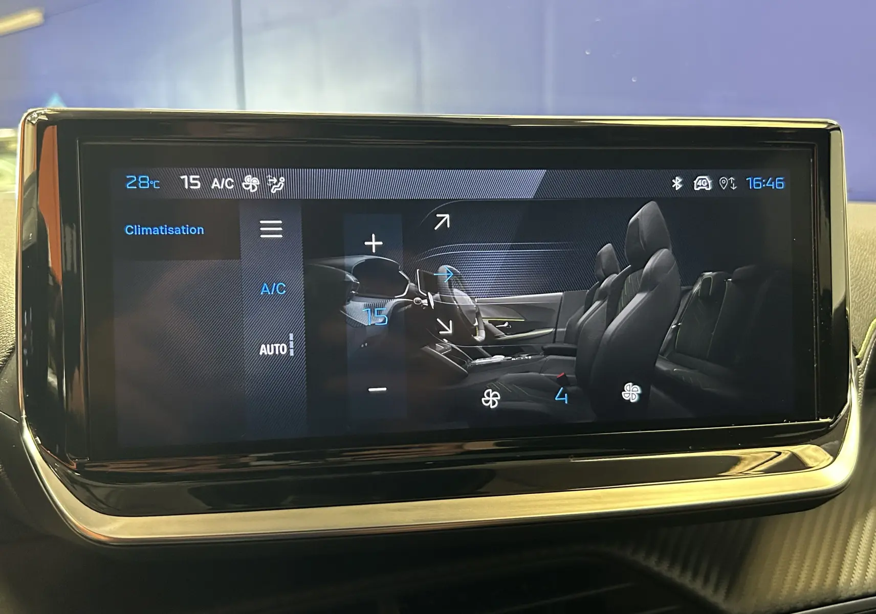 Écran tactile intérieur du Peugeot 2008 Hybrid noir, affichant la climatisation et la vue des sièges en cuir noir.
