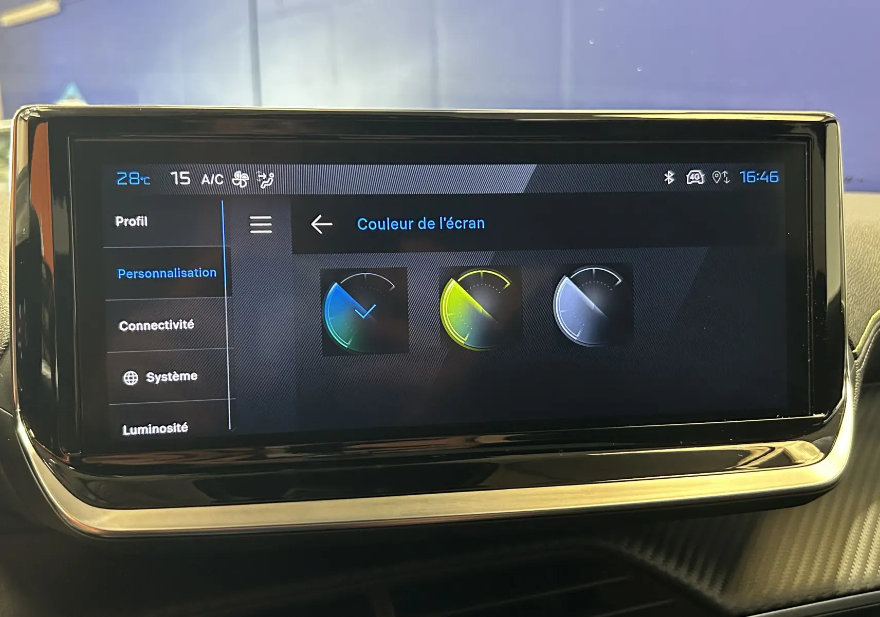 Écran tactile intérieur du Peugeot 2008 Hybrid 136 GT montrant les options de personnalisation de la couleur d'écran.