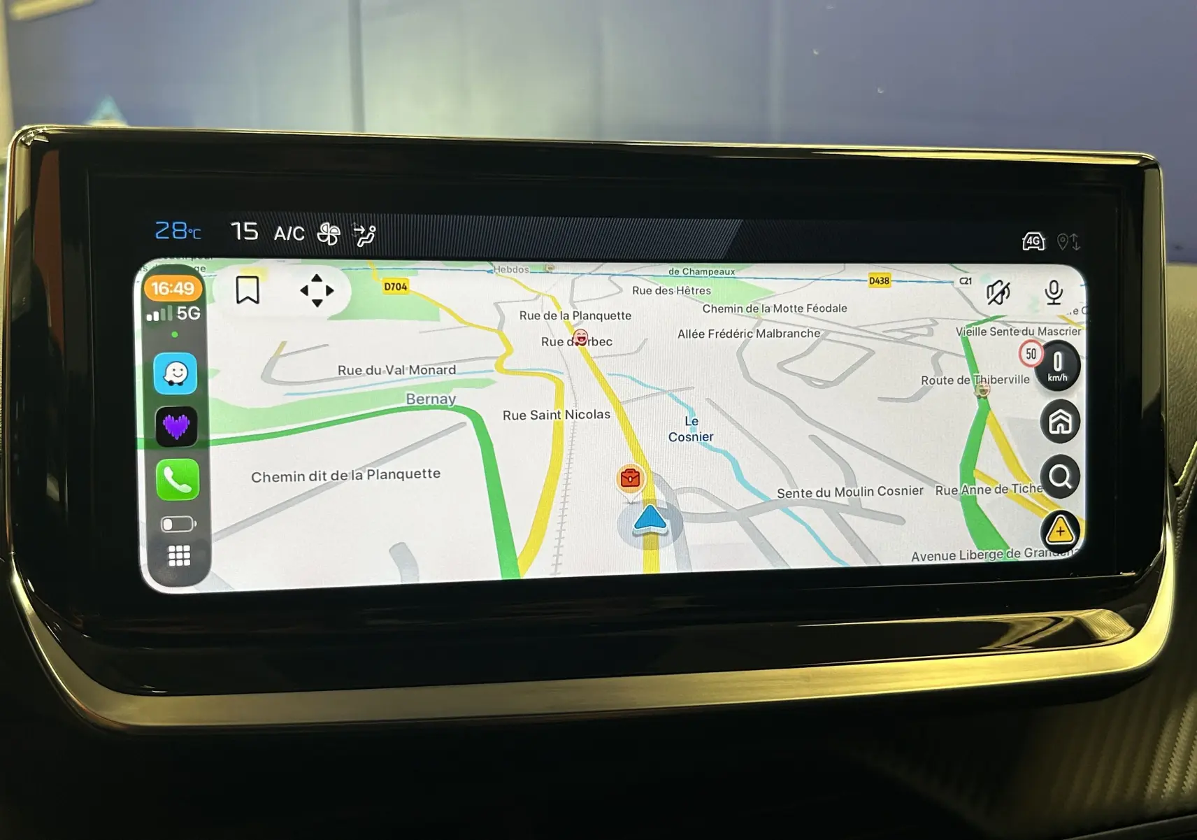 Écran tactile central du Peugeot 2008 Hybrid noir, affichant la navigation GPS avec interface moderne et claire.