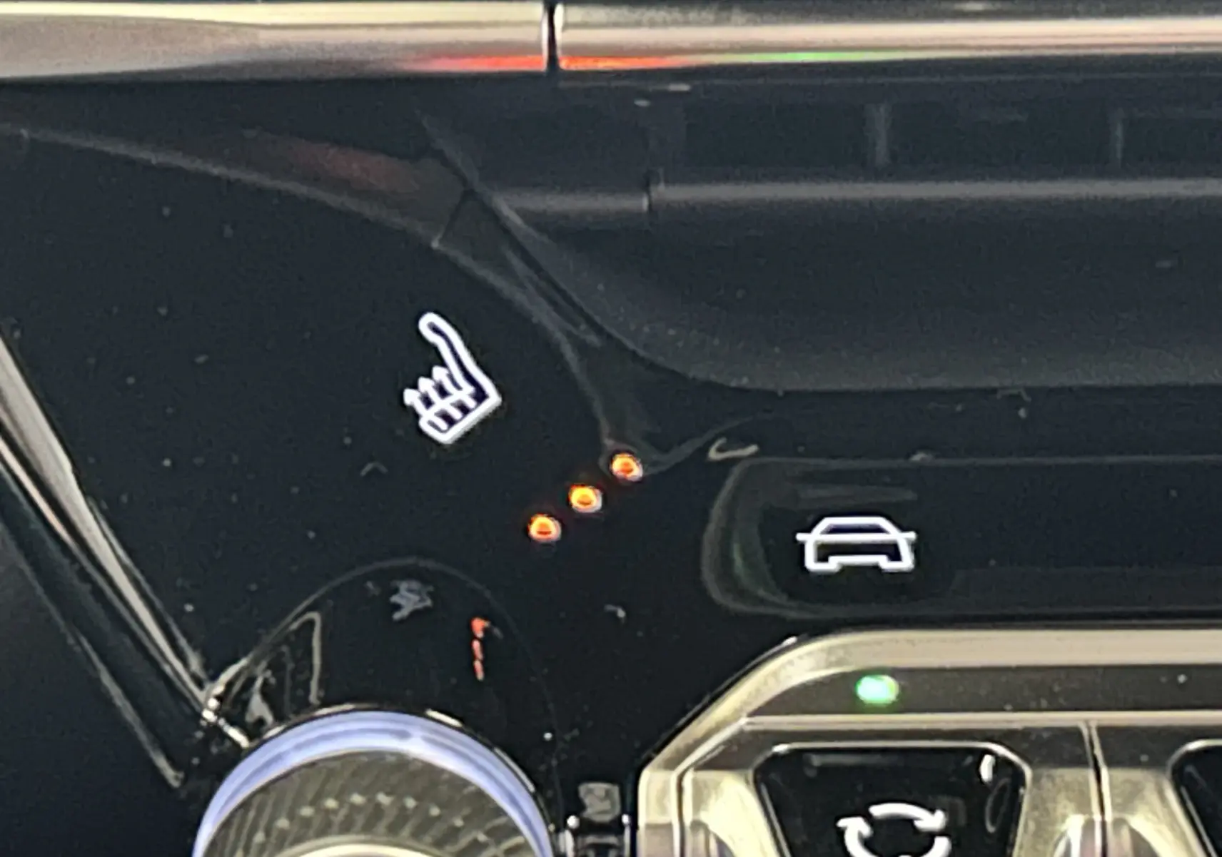 Détail du tableau de bord noir du Peugeot 2008 Hybrid, montrant le bouton de siège chauffant avec trois voyants allumés.