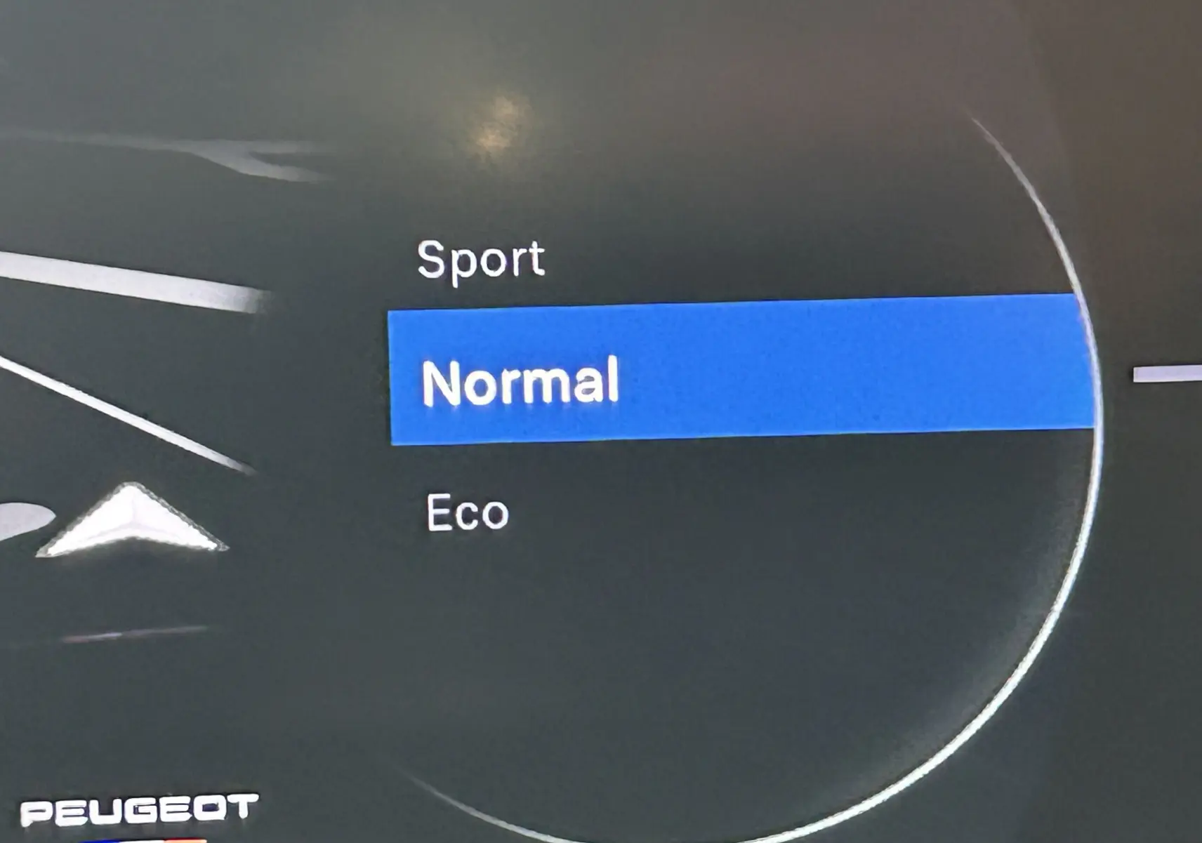 Affichage du mode de conduite "Normal" sur le tableau de bord numérique du Peugeot 2008 Hybrid 136 e-DCS6 GT noir.