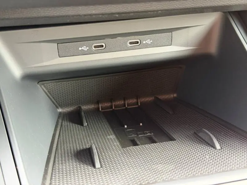 Gros plan sur la console centrale de la CUPRA Formentor 2026 bleu, montrant deux ports USB-C intégrés au rangement.