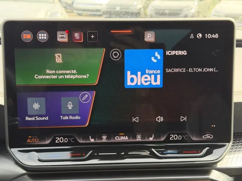 Écran tactile central de la CUPRA Formentor bleu, affichant la radio France Bleu en mode stationnement.