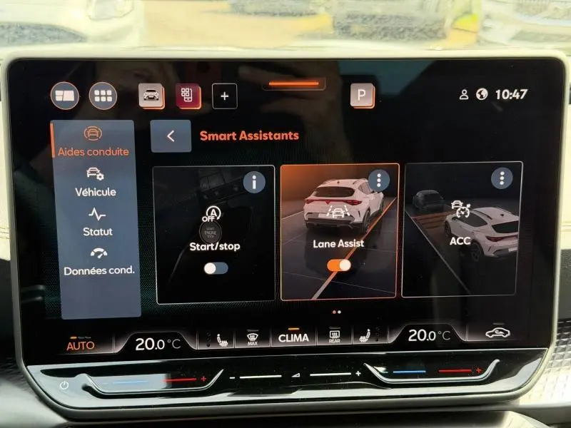 Écran tactile intérieur du CUPRA Formentor bleu montrant les assistants de conduite et la climatisation à 20°C.
