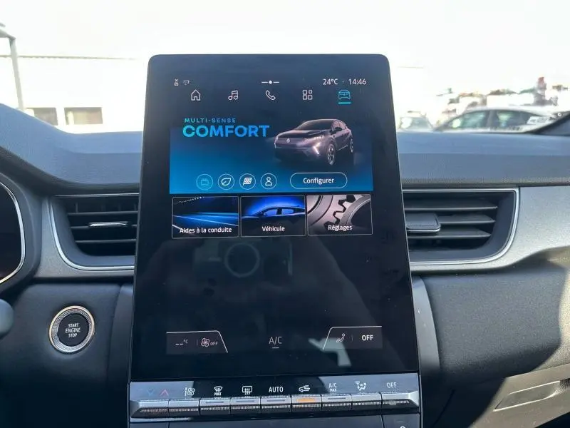 Vue intérieure du tableau de bord du Renault Captur 2025, écran tactile central affichant le mode Multi-Sense Comfort.